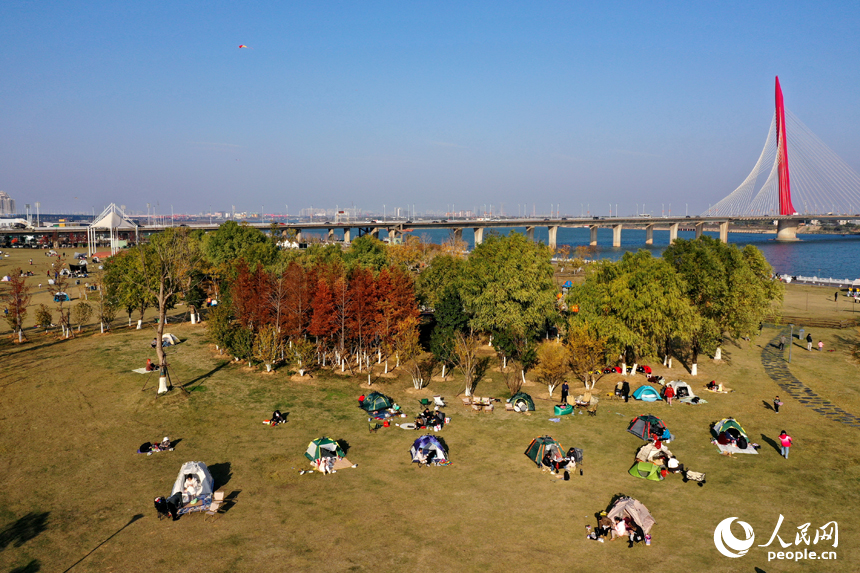 贛江市民公園裡，市民們搭著帳篷享受冬日暖陽。人民網記者 時雨攝