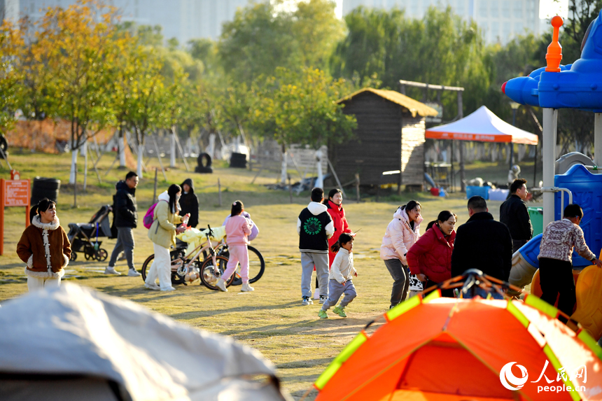 贛江市民公園裡，市民們享受冬日暖陽下的悠閑時光。人民網記者 時雨攝