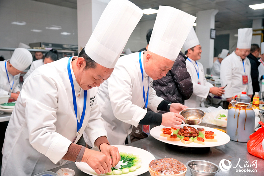 赣菜顶级大师及其团队正在烹制赣菜。人民网记者 时雨摄