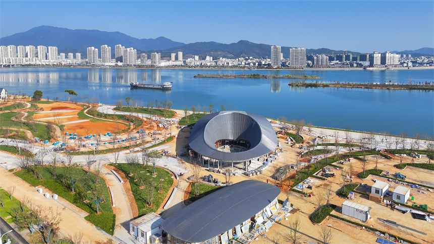 吉水县赣江西岸“金滩·十里画廊”建设项目施工现场一片火热。廖敏摄