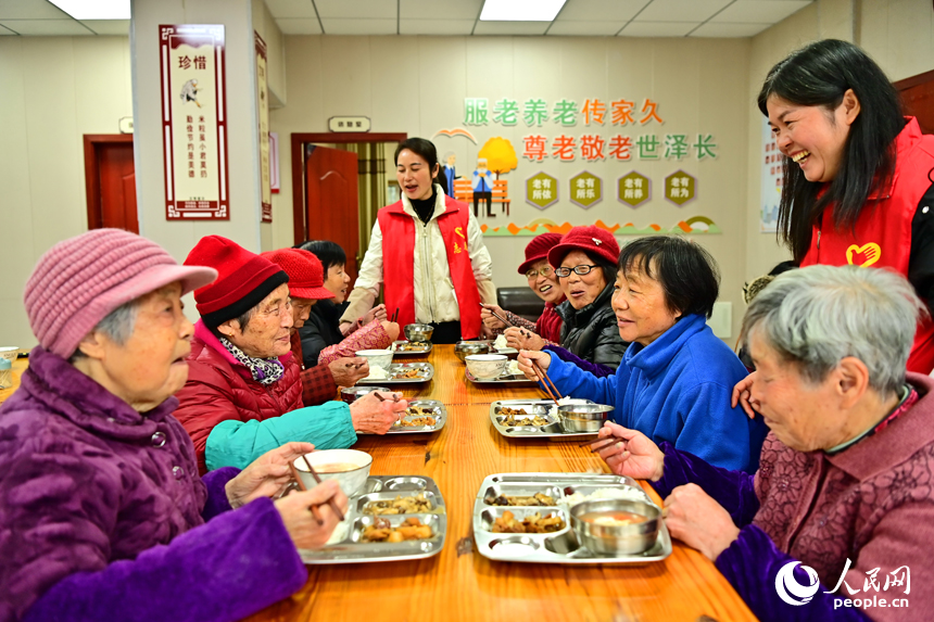 崇仁县巴山镇一木社区，老人们在“幸福食堂”内就餐。人民网 朱海鹏摄