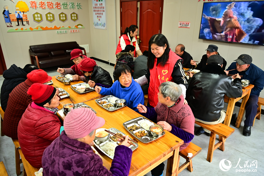 崇仁县巴山镇一木社区，老人们在“幸福食堂”内就餐。人民网 朱海鹏摄