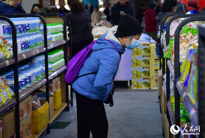 民众正在挑选绿色食品。人民网记者 时雨摄