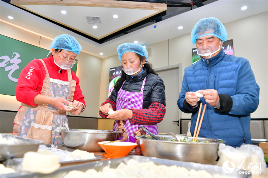 志願者們忙碌著包餃子。人民網記者 時雨攝