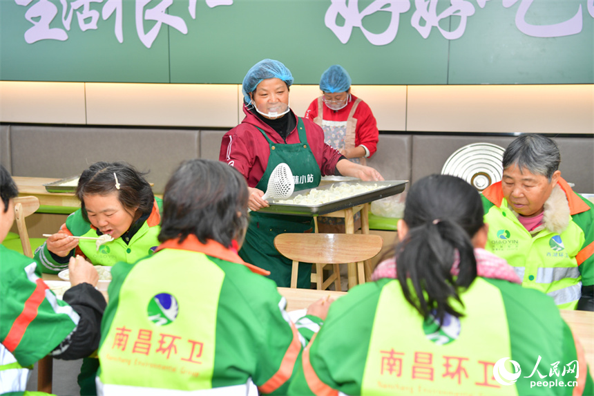 热腾腾的饺子端上桌。人民网记者 时雨摄