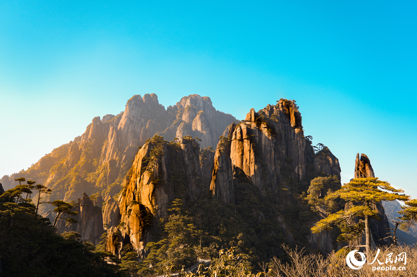 上饶市三清山，落日的余晖洒在峰林、怪石、云海和松树上，营造出如梦如幻的氛围。人民网 涂诗轩摄