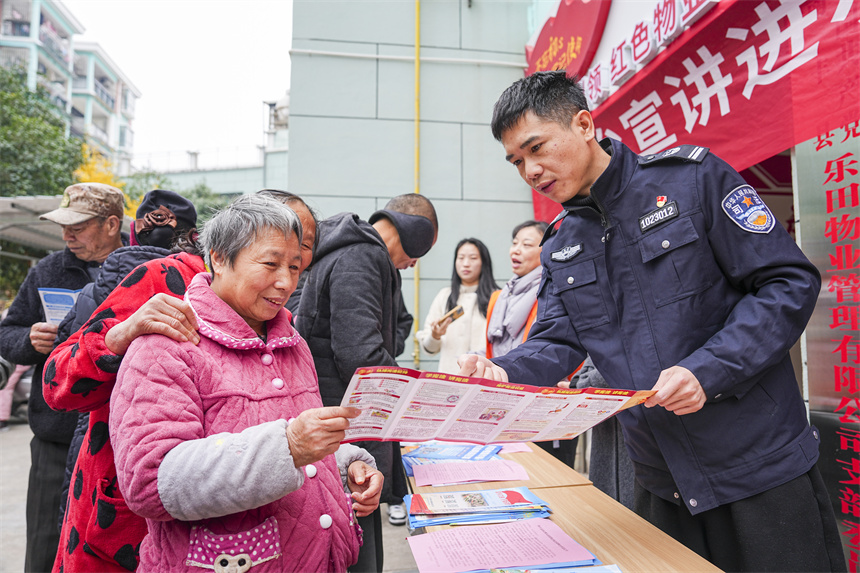 南豐縣新建路社區，司法干警向居民開展普法宣傳。謝東攝