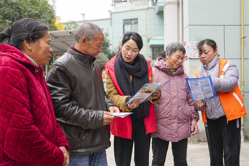 南豐縣新建路社區，社區志願者向居民開展普法宣傳。謝東攝