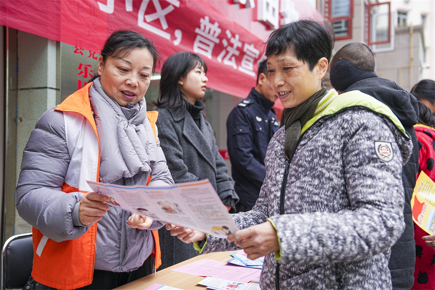 南豐縣新建路社區，社區志願者向居民開展普法宣傳。謝東攝