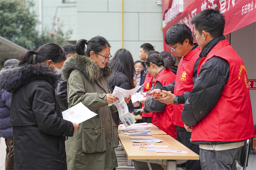 南豐縣新建路社區，社區志願者向居民開展普法宣傳。謝東攝