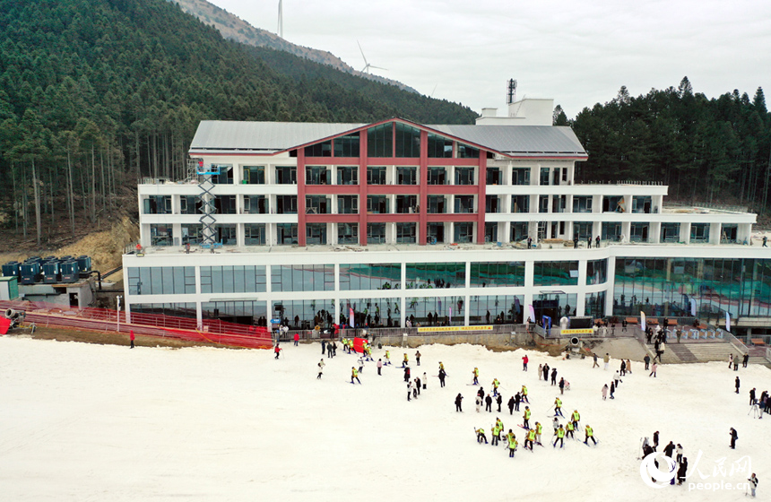 靖安縣中源鄉的國際滑雪場上，工作人員正在測試雪場滑道。人民網記者 時雨攝