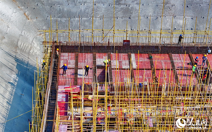 峡江灌区工程一期二标段住岐泵站，施工人员在安装铺设钢筋和模板。人民网 朱海鹏摄