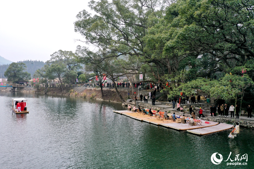 港背村的北潦河上竹筏飘荡，岸边游人如织。人民网记者 时雨摄