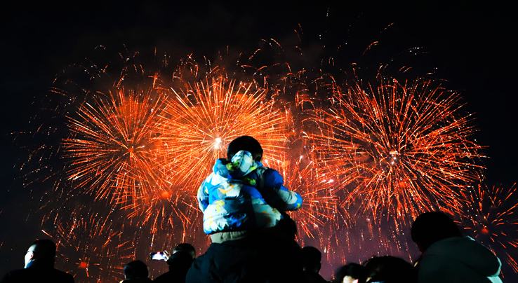 【視頻】絢爛焰火迎新年