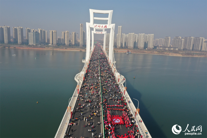 “健步洪州大橋，擁抱幸福生活”南昌市第十三屆迎新健步行活動啟幕。圖為市民和游客行走在洪州大橋上。人民網記者 時雨攝