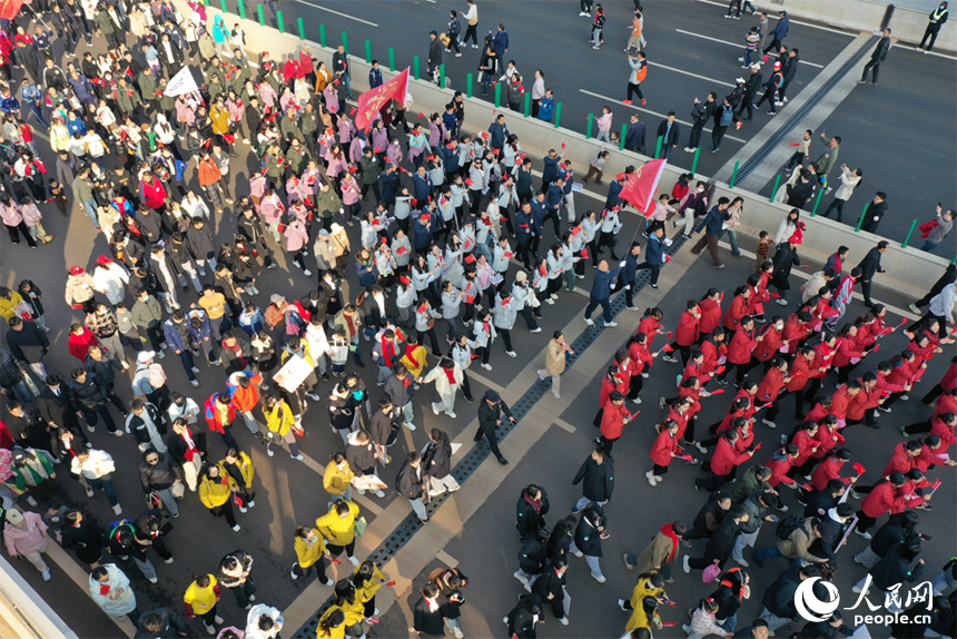 “健步洪州大橋，擁抱幸福生活”南昌市第十三屆迎新健步行活動啟幕。圖為市民和游客行走在洪州大橋上。人民網記者 時雨攝