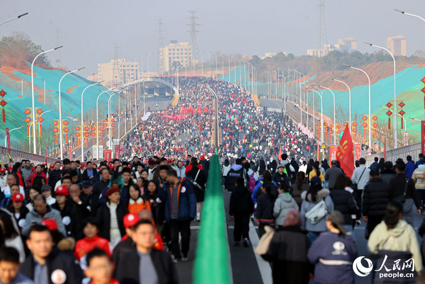 “健步洪州大橋，擁抱幸福生活”南昌市第十三屆迎新健步行活動啟幕。圖為市民和游客行走在洪州大橋上。人民網記者 時雨攝