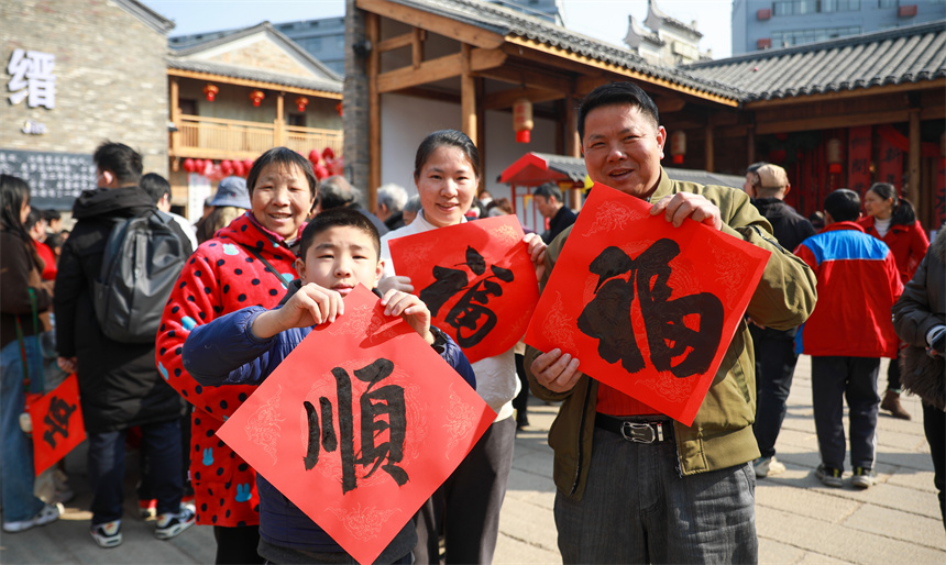 吉水縣上下老街張燈結彩，人們在這裡歡喜迎新年。廖敏攝