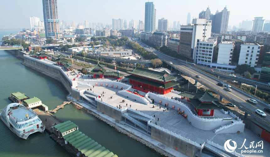 市民游客在南昌滕王閣景區北擴碼頭公園參觀游覽。人民網記者 毛思遠攝