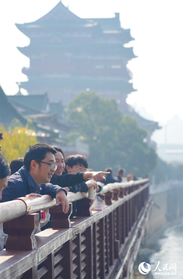 游客在濱江游步道觀賞南昌一江兩岸美景。人民網記者 毛思遠攝