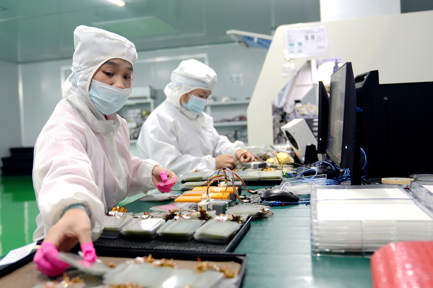 上高縣華佳顯示技術有限公司生產車間內一片繁忙，工人們正在抓緊生產趕制訂單供應市場。陳旗海攝