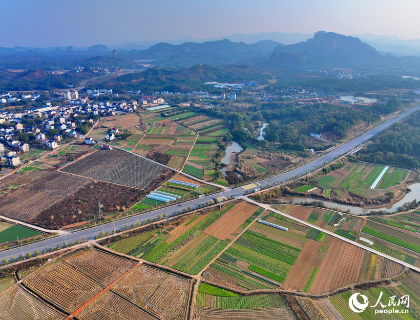 上饒市弋陽縣圭峰鎮楊橋村，車輛行駛在“四好農村路”路上，沿線鄉村風景美不勝收。人民網 朱海鵬攝