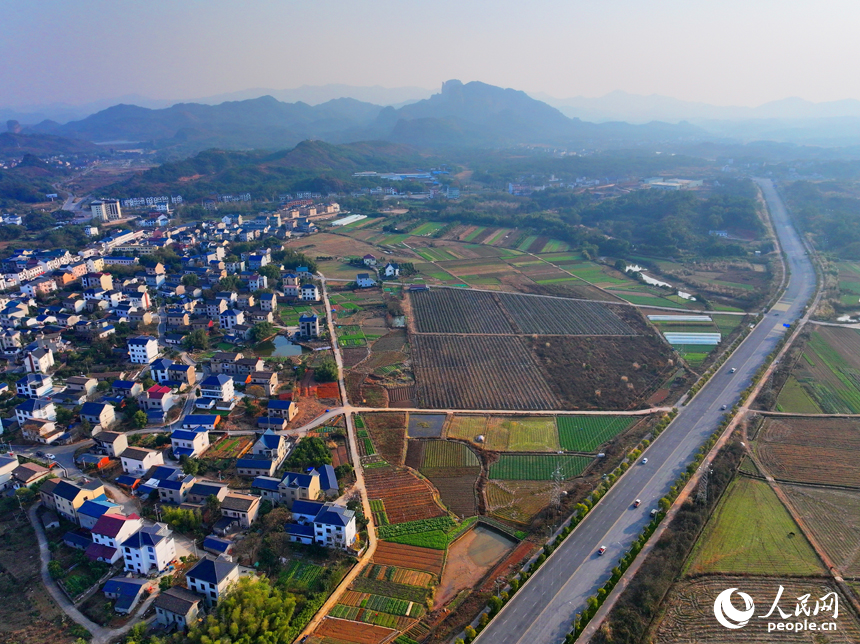 上饒市弋陽縣圭峰鎮楊橋村，車輛行駛在“四好農村路”路上，沿線鄉村風景美不勝收。人民網 朱海鵬攝