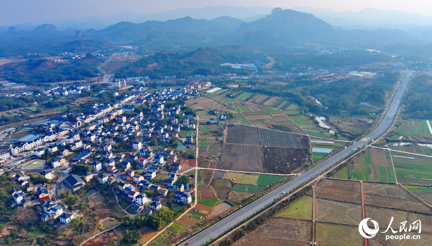 上饶市弋阳县圭峰镇杨桥村，车辆行驶在“四好农村路”路上，沿线乡村风景美不胜收。人民网 朱海鹏摄