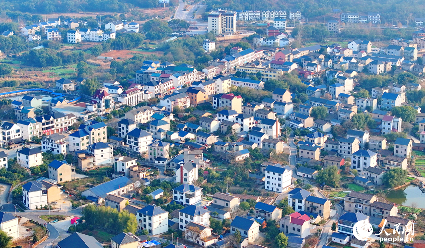 上饶市弋阳县圭峰镇杨桥村，车辆行驶在“四好农村路”路上，沿线乡村风景美不胜收。人民网 朱海鹏摄