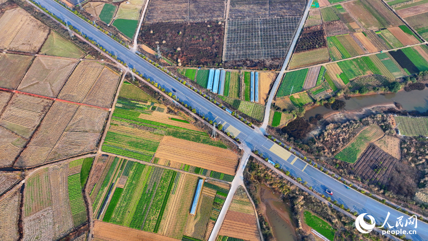 上饶市弋阳县圭峰镇杨桥村，车辆行驶在“四好农村路”路上，沿线乡村风景美不胜收。人民网 朱海鹏摄