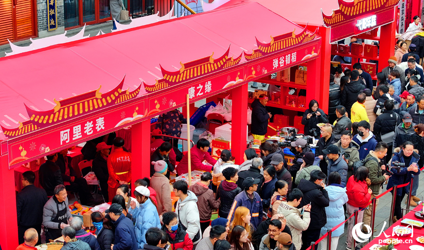 上饒市第四屆弋陽年糕促消費活動現場，前來品嘗購買年糕和農特產品的游客絡繹不絕。人民網 朱海鵬攝