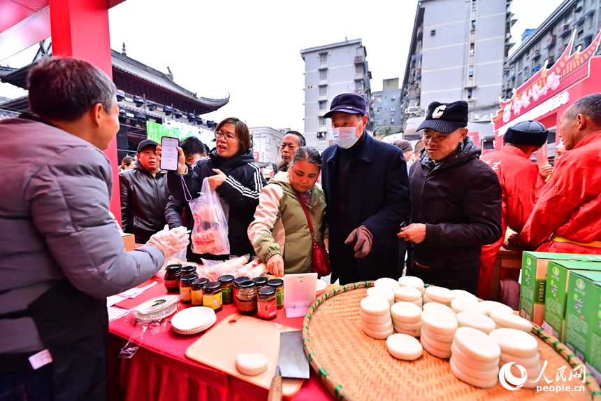 上饒市第四屆弋陽年糕促消費活動現場，前來品嘗購買年糕和農特產品的游客絡繹不絕。人民網 朱海鵬攝