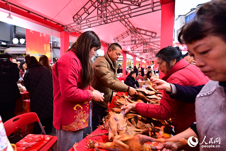 上饒市第四屆弋陽年糕促消費活動現場，前來品嘗購買年糕和農特產品的游客絡繹不絕。人民網 朱海鵬攝