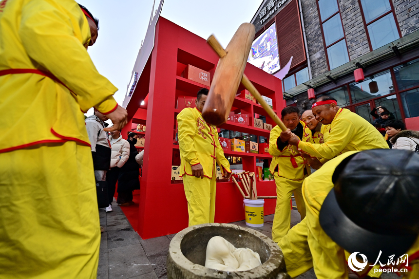 上饒市第四屆弋陽年糕促消費活動現場，前來品嘗購買年糕和農特產品的游客絡繹不絕。人民網 朱海鵬攝