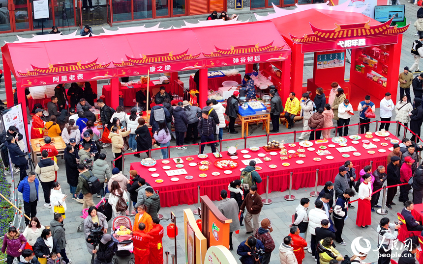 上饶市第四届弋阳年糕促消费活动现场，前来品尝购买年糕和农特产品的游客络绎不绝。人民网 朱海鹏摄