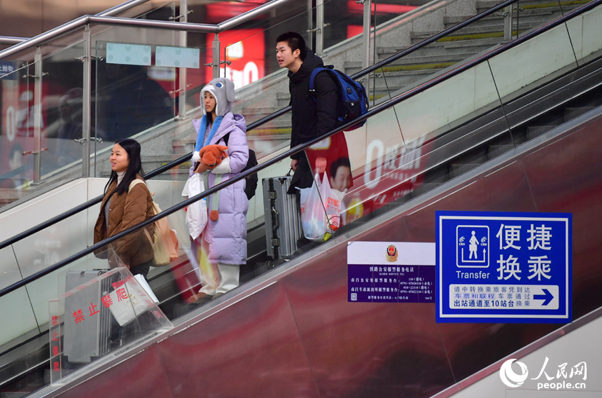 春运首日，旅客南昌通过电梯有序进入站台。人民网记者 时雨摄