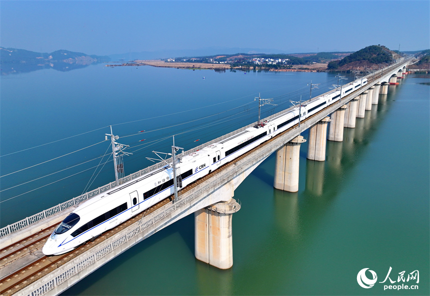 高鐵列車在京港高鐵昌贛段吉水贛江大橋上疾馳而過。人民網 朱海鵬攝