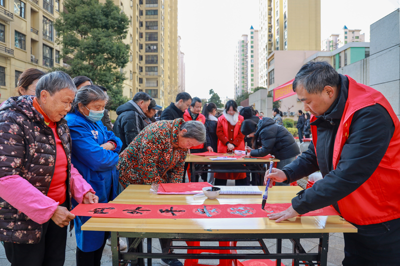 志愿者正在免费为居民书写春联。