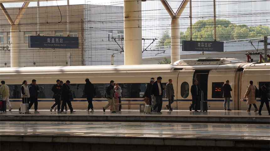 1月22日，南昌西站站台，旅客有序搭乘列車。王焱茹攝