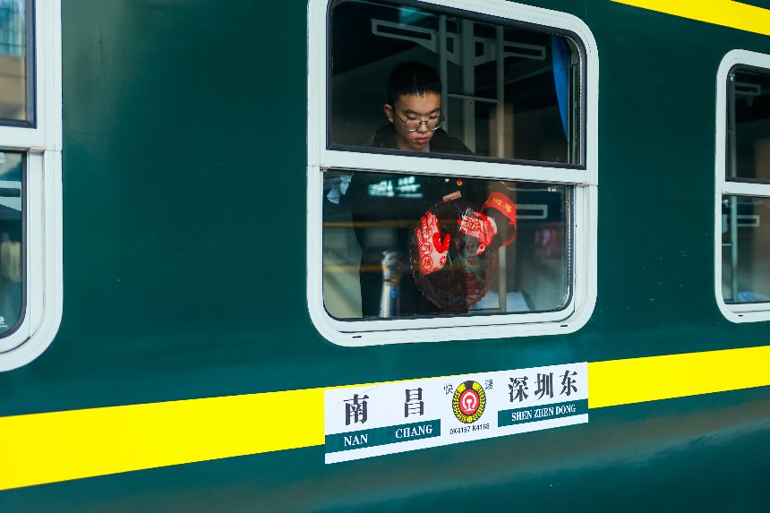 乘務員余欣榮正布置車廂新春氛圍。李舜攝