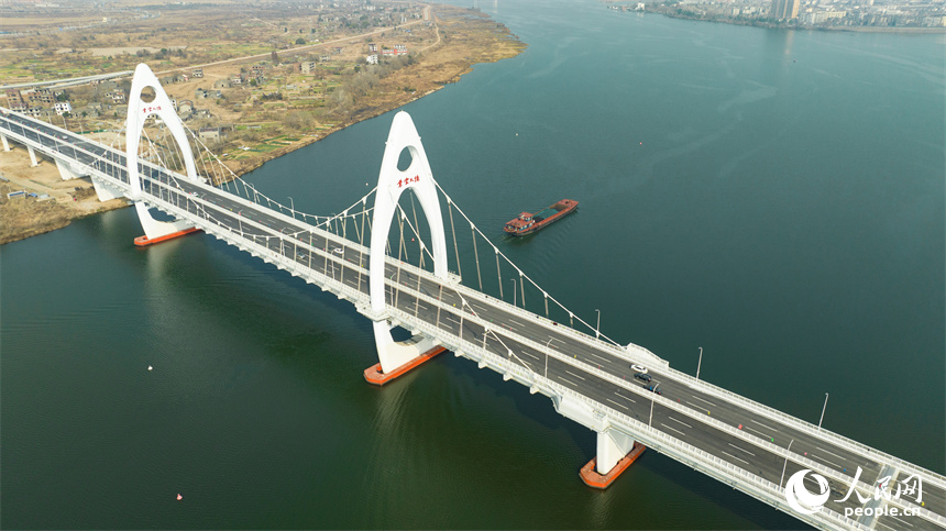 江西省豐城市紫雲大橋建成通車，為群眾的生產生活帶來便利。人民網記者 時雨攝