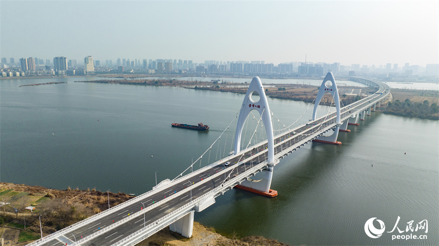 江西省豐城市紫雲大橋建成通車，為群眾的生產生活帶來便利。人民網記者 時雨攝