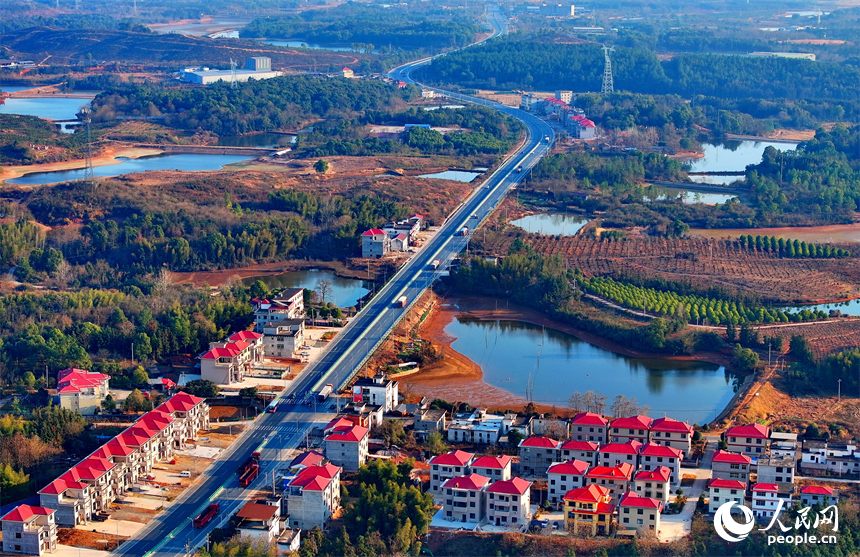 宜春市上高县锦江镇大塘村，昌栗高速公路和通村公路上车辆穿村而过，乡村风景美不胜收。人民网 朱海鹏摄