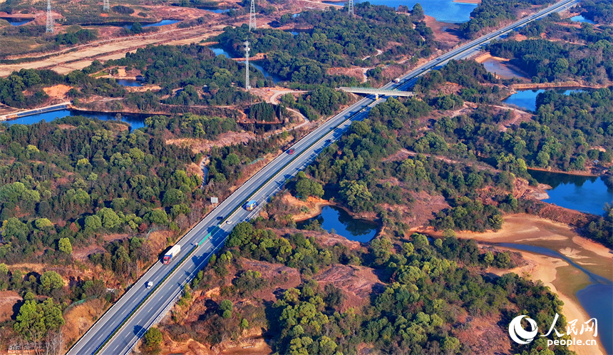 宜春市上高县锦江镇大塘村，昌栗高速公路和通村公路上车辆穿村而过，乡村风景美不胜收。人民网 朱海鹏摄