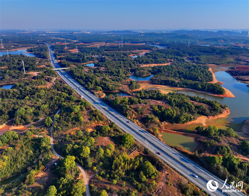 宜春市上高县锦江镇大塘村，昌栗高速公路和通村公路上车辆穿村而过，乡村风景美不胜收。人民网 朱海鹏摄