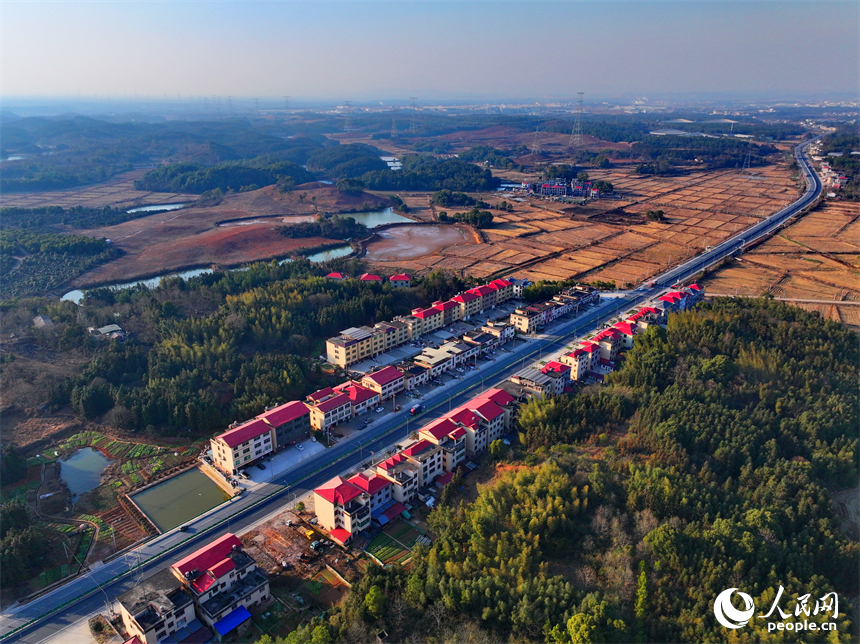 宜春市上高縣錦江鎮大塘村，昌栗高速公路和通村公路上車輛穿村而過，鄉村風景美不勝收。人民網 朱海鵬攝