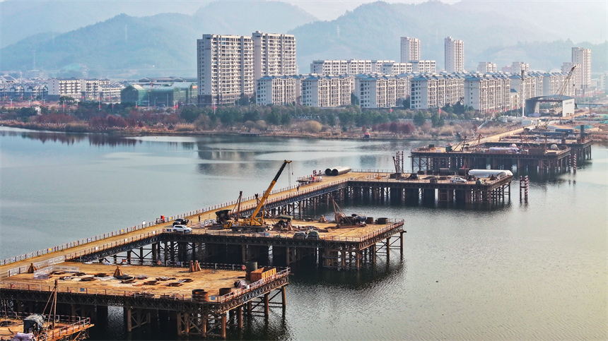 吉水县赣江大桥建设项目现场，工程施工人员正在施工。廖敏摄