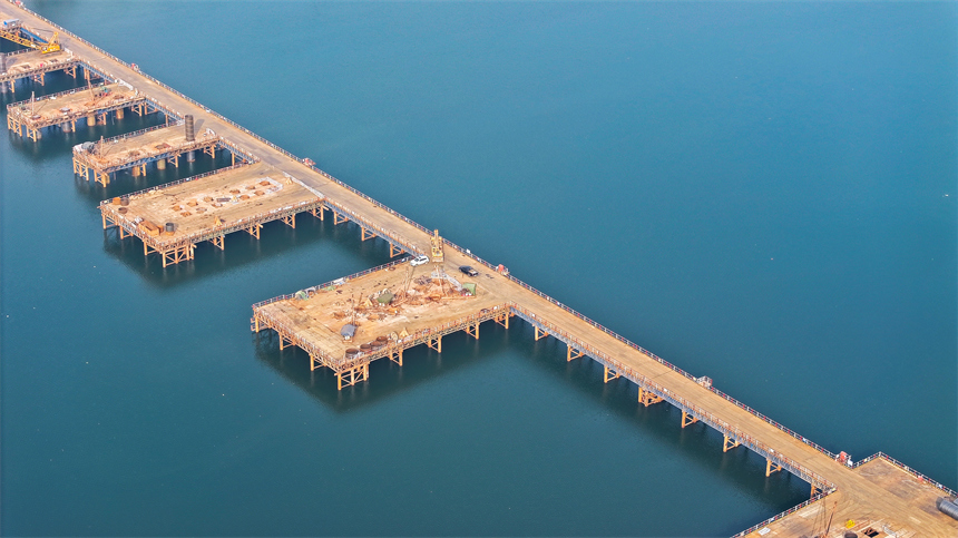 吉水縣贛江大橋建設項目現場，工程施工人員正在施工。廖敏攝