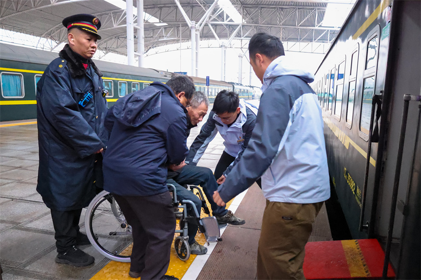 图为K4280次旅客列车乘务员帮助重点旅客登车。 黄钟滨 摄