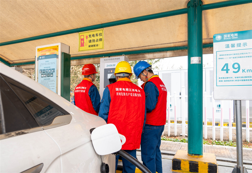 國網江西電力有限公司員工正在對充電樁進行檢測。龍楚良攝